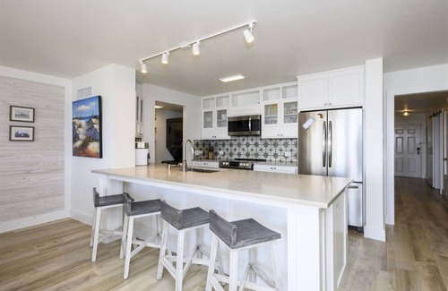 Rockport Condo | The Royal Reef | Pet Friendly, Bay Views + Pool!
