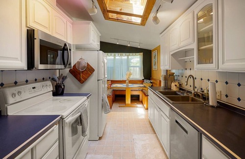 Friendly House | The Rustic Roost: 3 miles to U of O