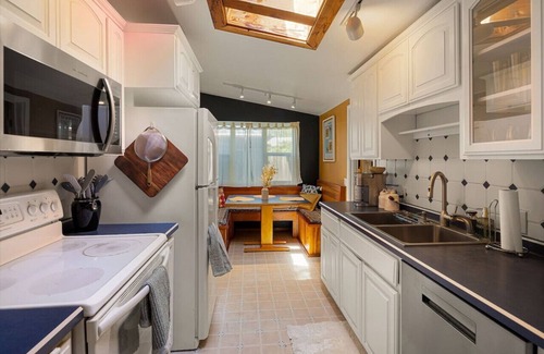 Friendly House | The Rustic Roost: 3 miles to U of O