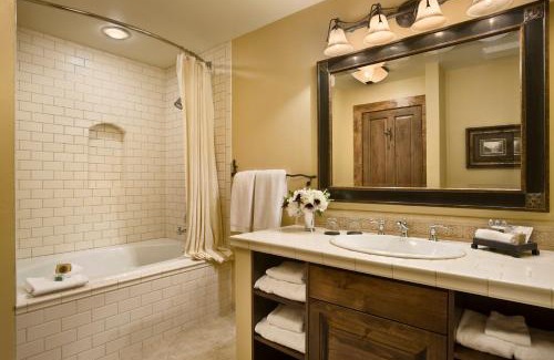 Jackson Hole Hotel | The Rusty Parrot Lodge and Spa