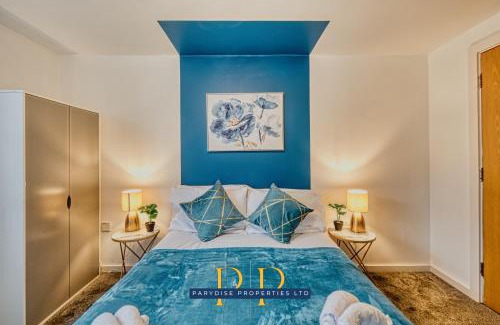 Trafford Apartment | The Sale Symphony Suite by Parydise Properties - Perfect for Business & Leisure - Sleeps 6