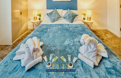 Trafford Apartment | The Sale Symphony Suite by Parydise Properties - Perfect for Business & Leisure - Sleeps 6