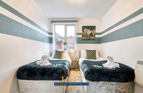 Trafford Apartment | The Sale Symphony Suite by Parydise Properties - Perfect for Business & Leisure - Sleeps 6