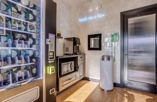 Newport House | The Salomé - ADA Accessible@ The Louie Boutique Motel, Walk to Everything! Dog Friendly!