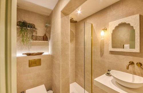 Weymouth House | The Salt House - sleeps 12 & 3 mins to beach