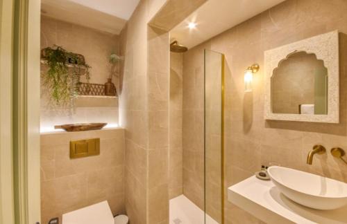 Weymouth House | The Salt House - sleeps 12 & 3 mins to beach