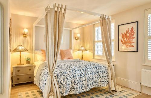 Weymouth House | The Salt House - sleeps 12 & 3 mins to beach