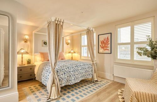 Weymouth House | The Salt House - sleeps 12 & 3 mins to beach