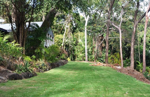 Trinity Beach House | The Sanctuary- Peaceful Retreat, short walk to the beach.