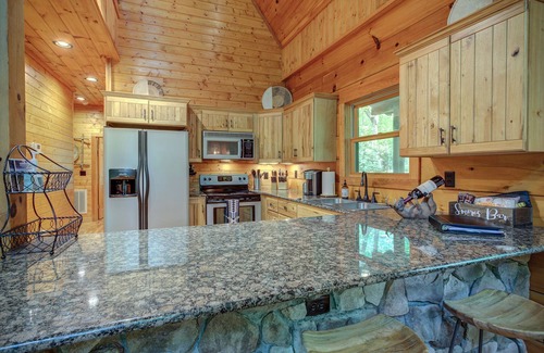 Boone Cabin | The Sanctuary - *Prime Location *Secluded *Serene *Spacious
