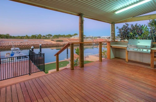 Exmouth House | The Sanctuary - The house with everything. Swimming pool, free Wifi and a Jetty!