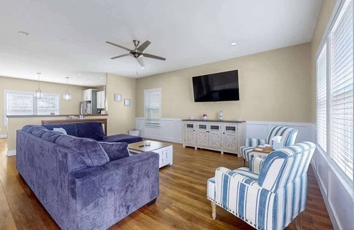South Haven House | The Sandbar: Spacious Dog-Friendly Getaway with Access to Year-Round Pool & Hot