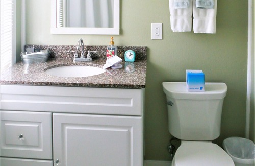 Eastham Apartment | The Seagrove Suites & Guest Rooms - Luxurious Deluxe King Suite - Pets Allowed