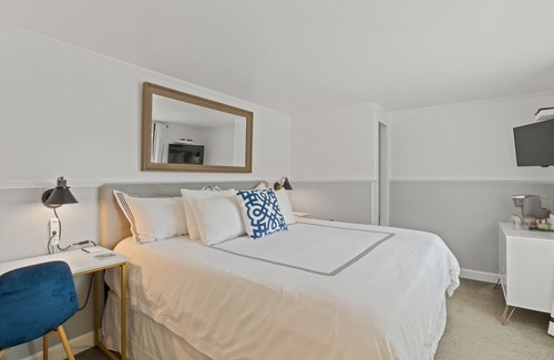 Eastham House | The Seagrove Suites & Guest Rooms -Luxurious 2nd Floor King Guest Room - No Pets
