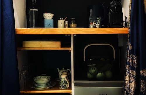 Rome Glen Cottage | The Secret Room. A tranquil private ensuite room with a separate entrance.