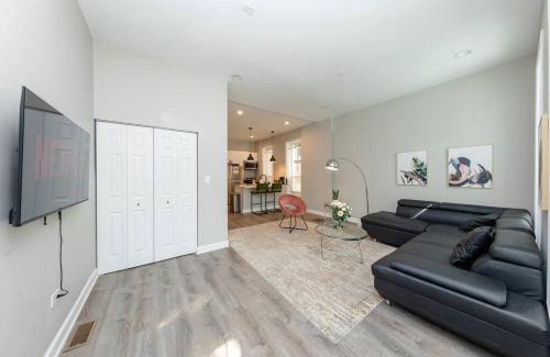 West Town Apartment | The Secret West Loop Oasis for up to 4 guests with In-unit washer and dryer