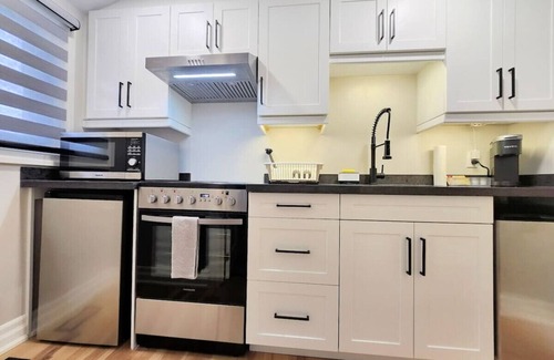 Grantham Apartment | The Serene Haven Modern 2 Queen Bed Full Apartment