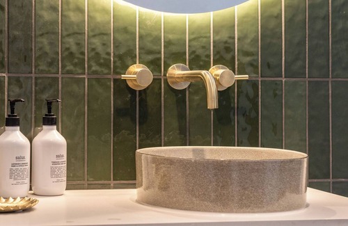 Sassafras Bed & Breakfast | The Sett. A luxurious, tranquil getaway in the Dandenong Ranges.