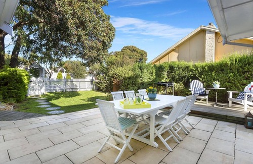 Rye Cottage | The Shearwater Deck - 250m from the bay beach - BEACHSIDE SPA COTTAGE