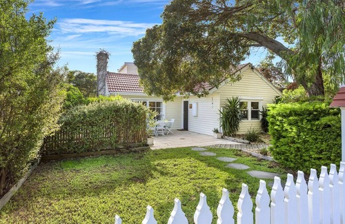 Rye Cottage | The Shearwater Deck - 250m from the bay beach - BEACHSIDE SPA COTTAGE