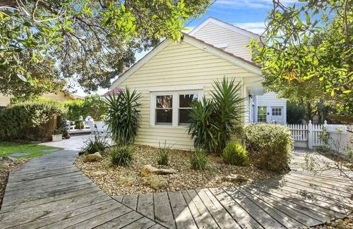 Rye Cottage | The Shearwater Deck - 250m from the bay beach - BEACHSIDE SPA COTTAGE