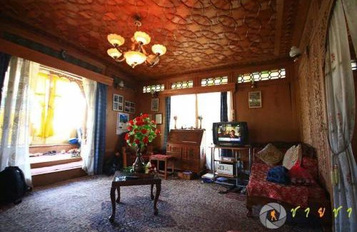 Srinagar Boat Rental | The Shelter Group of Houseboats & Tour organiser
