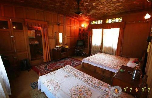 Srinagar Boat Rental | The Shelter Group of Houseboats & Tour organiser