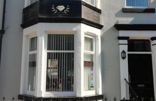 Blackpool Town Center Bed & Breakfast | The Shining Diamond
