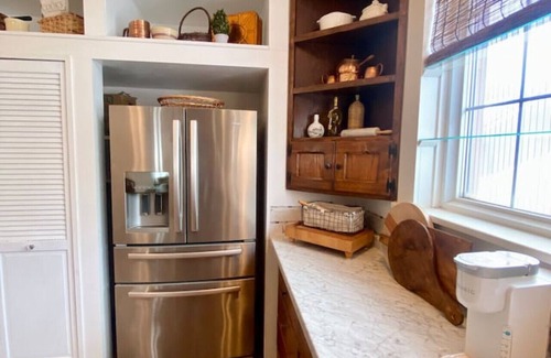 Amador City Apartment | The Shopkeeper's Cottage ~ CHIC!