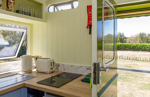 Birdham Apartment | The Showman s Carriage King Bed Close to Beach