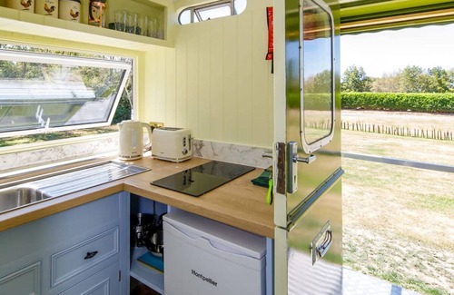 Birdham Apartment | The Showman s Carriage King Bed Close to Beach