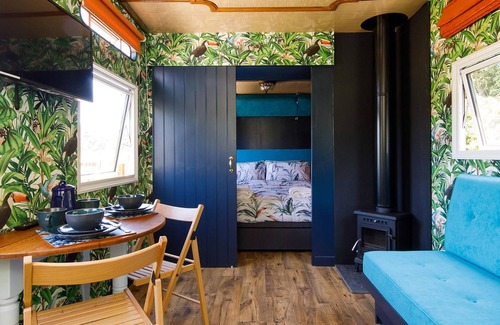 Birdham Apartment | The Showman s Carriage King Bed Close to Beach