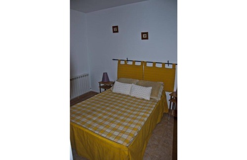 Ruidera Bed & Breakfast | The sidewalk- 2 people
