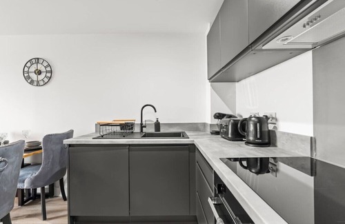 Vauxhall Apartment | The Silver Suite | 2Beds | Central | Parking