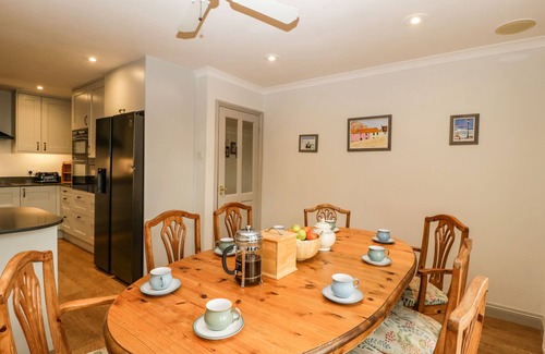 Bridport Cottage | THE SKILLING, pet friendly, with hot tub in Bridport