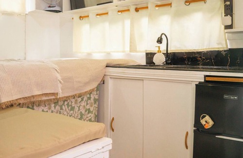 Catangnan Apartment | The Sleepney Room - Unique Converted Jeepney House