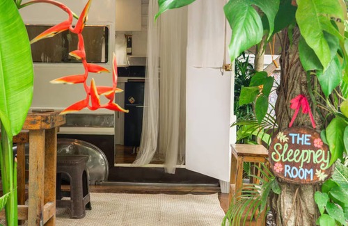 Catangnan Apartment | The Sleepney Room - Unique Converted Jeepney House