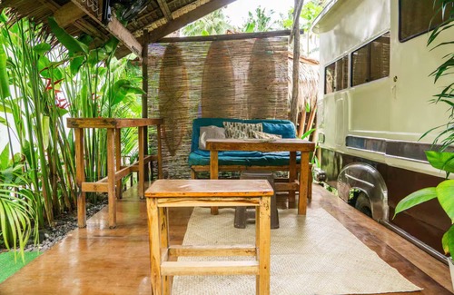 Catangnan Apartment | The Sleepney Room - Unique Converted Jeepney House