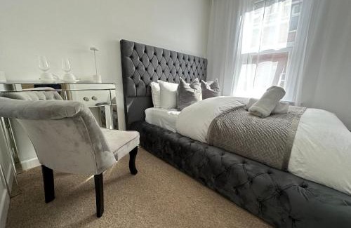 Boscombe House | The smaller room comfortable for one 5 min to the beach