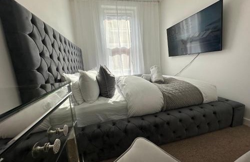 Boscombe House | The smaller room comfortable for one 5 min to the beach
