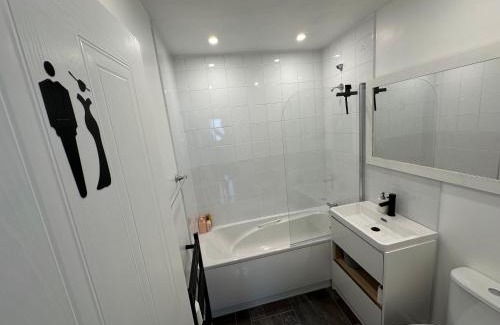Boscombe House | The smaller room comfortable for one 5 min to the beach