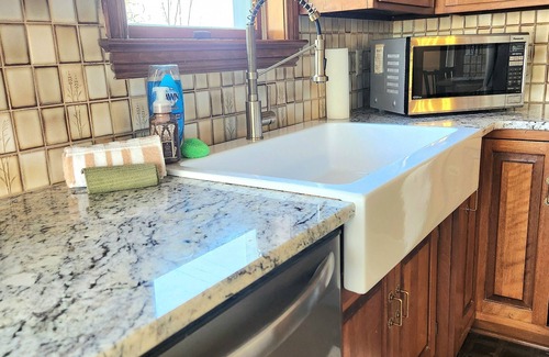 Vassar House | The Smith House Retreat w/HotTub, Bikes, Game/Movie Room, 10mins to Frankenmuth