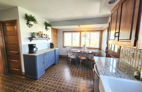 Vassar House | The Smith House Retreat w/HotTub, Bikes, Game/Movie Room, 10mins to Frankenmuth