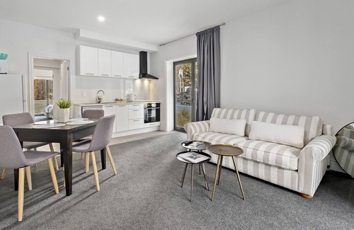 Cardrona House | THE SOMBRE DUCK AT BENBRAE - CARDRONA HOLIDAY APARTMENT in Glendhu Bay