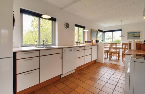Vejlby Fed House | The spacious and well-maintained cottage is situated on a beautiful plot with tall trees.