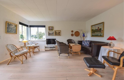 Vejlby Fed House | The spacious and well-maintained cottage is situated on a beautiful plot with tall trees.