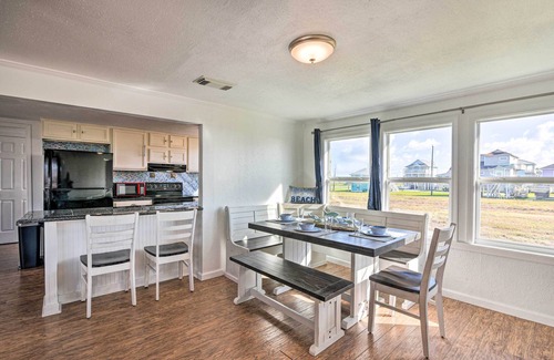 Surfside Beach House | 'The Spicy Crab' Freeport Home w/Beach-View Deck!