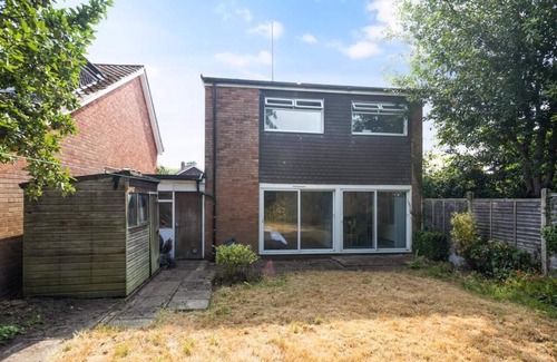 Wolverhampton House | The Spinney - 4 Bedroom House in Wolverhampton, Sleeps 8