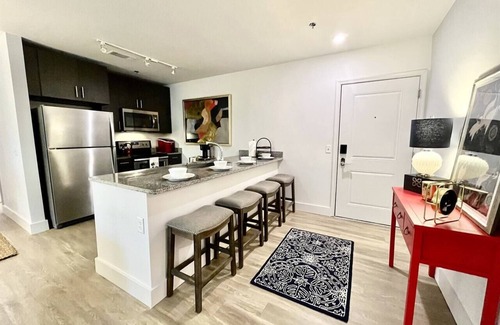 Oxford Condo | The Spot that Ever Calls - Walk to OM & Square!