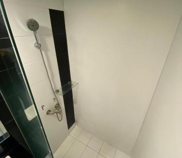 Siwalankerto Apartment | The Square Apartemen Service Twin Suite with WiFi NetFlix 50Inchi